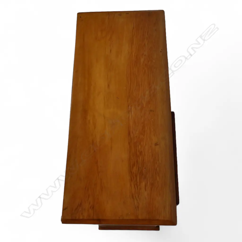 An early 20thC New Zealand colonial small / miniature collector's chest, Image 1++