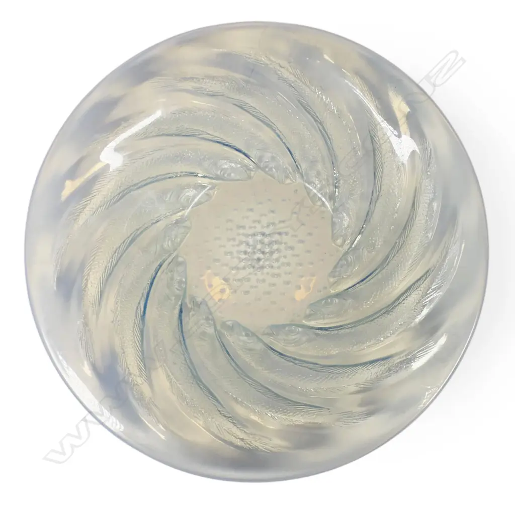 Rene Lalique opalescent glass 'Poissons' shallow bowl, Image 1++