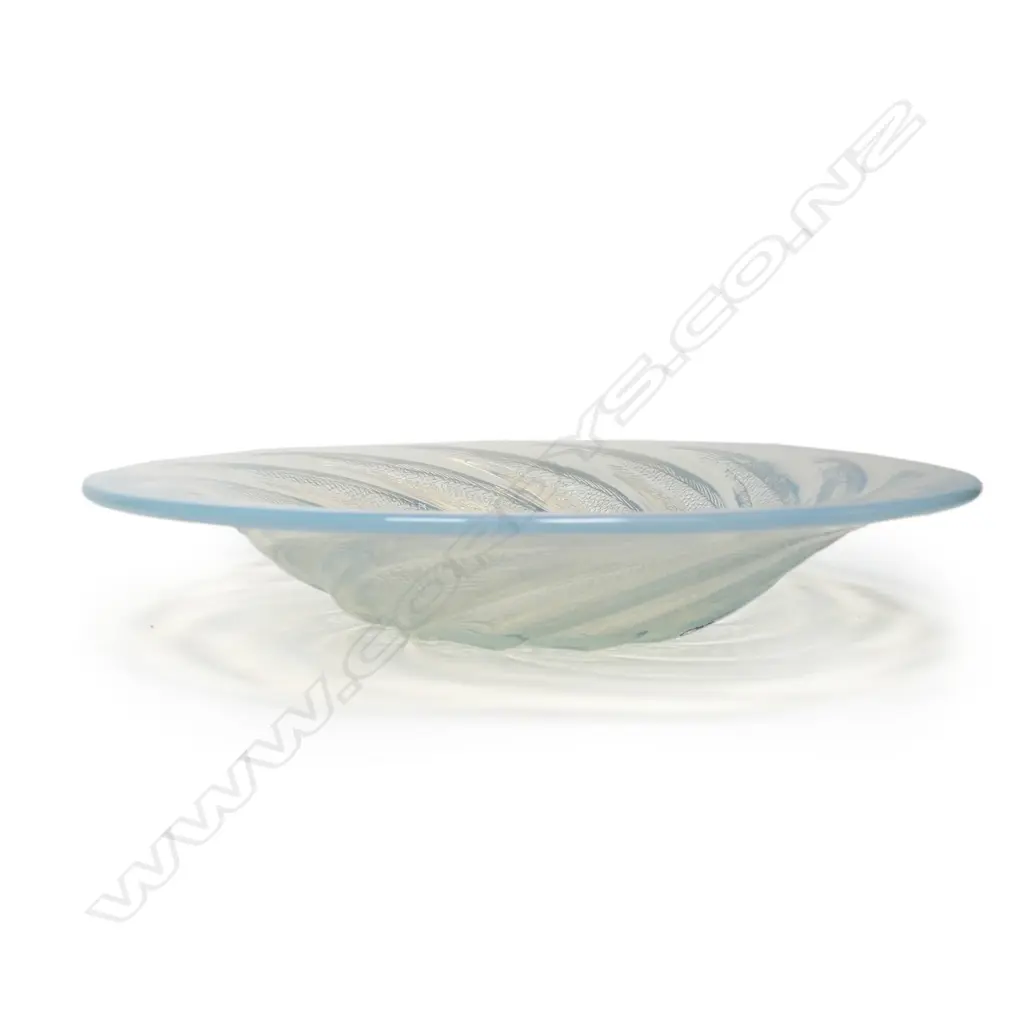Rene Lalique opalescent glass 'Poissons' shallow bowl, Image 1++