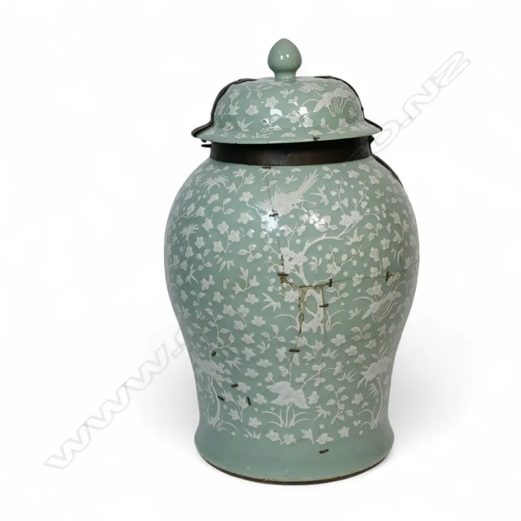 A 19thC large celadon porcelain pâte sur pâte ginger jar, Image 1++