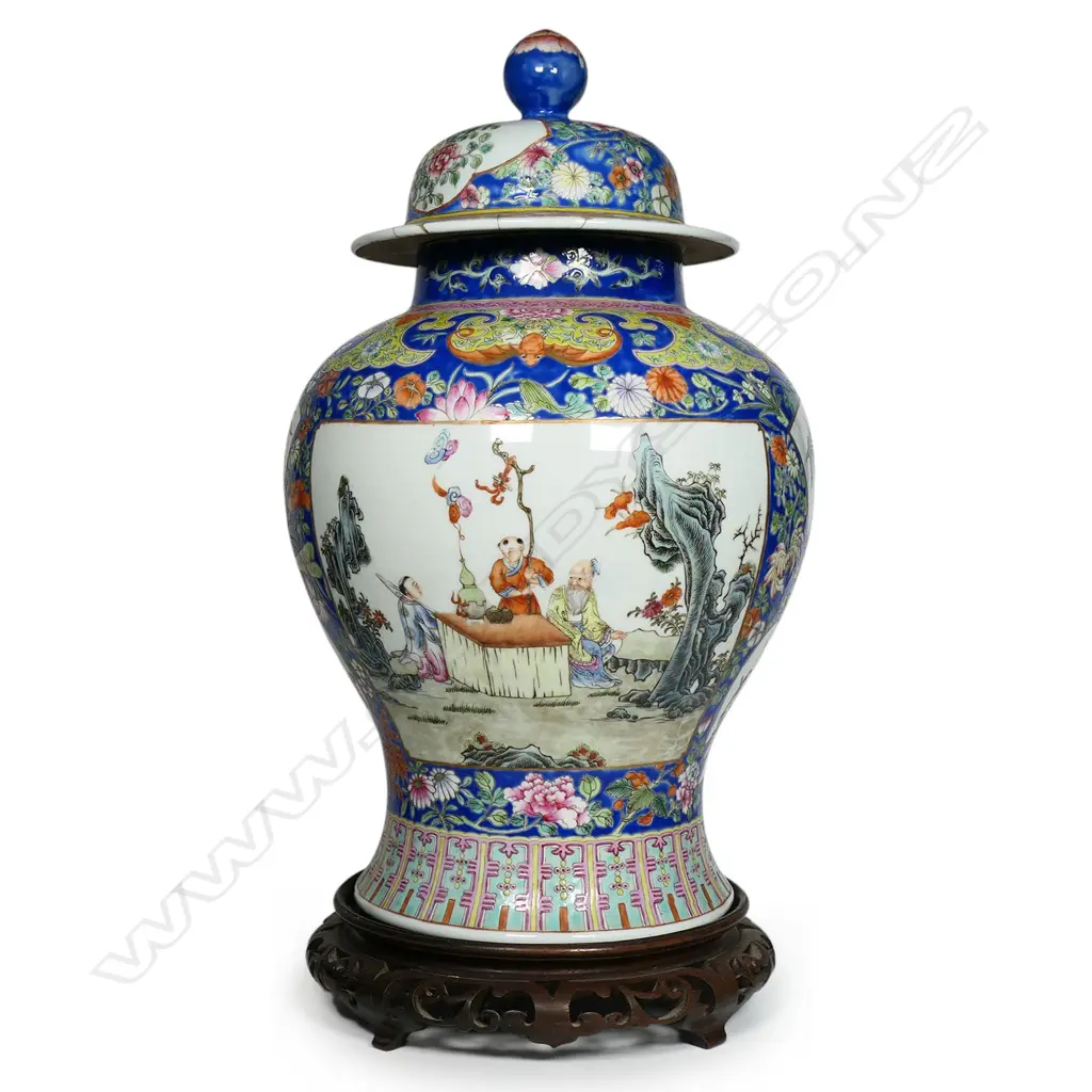 An old (c.1900) Chinese famille rose large lidded jar, Image 1++