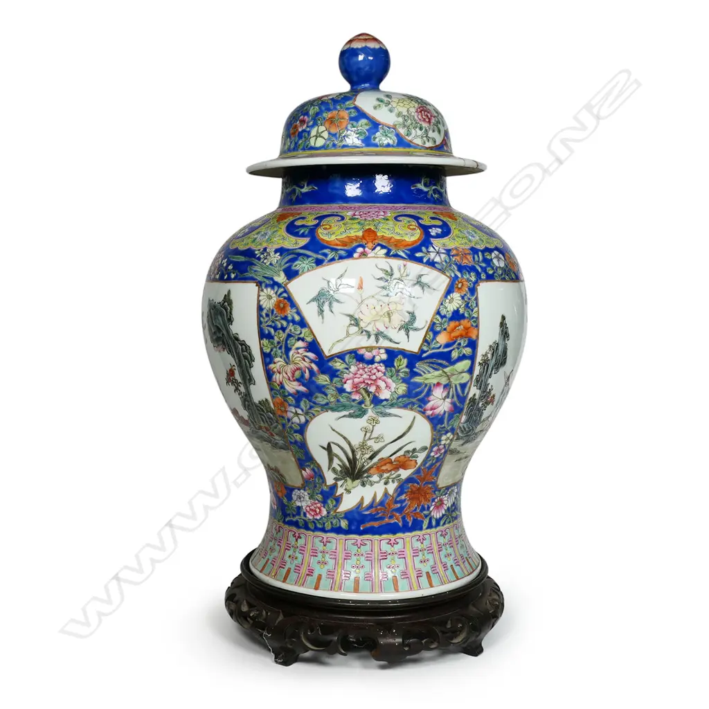 An old (c.1900) Chinese famille rose large lidded jar, Image 1++