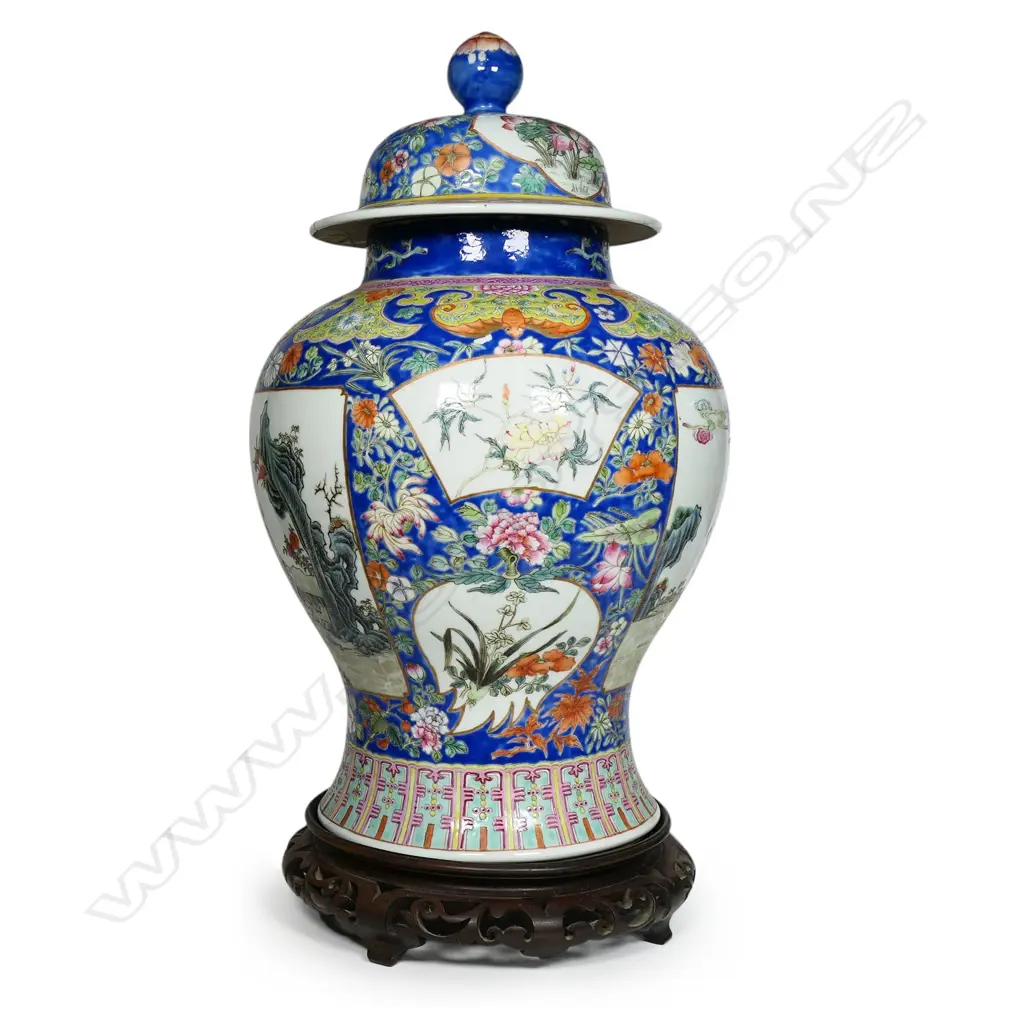 An old (c.1900) Chinese famille rose large lidded jar, Image 1++