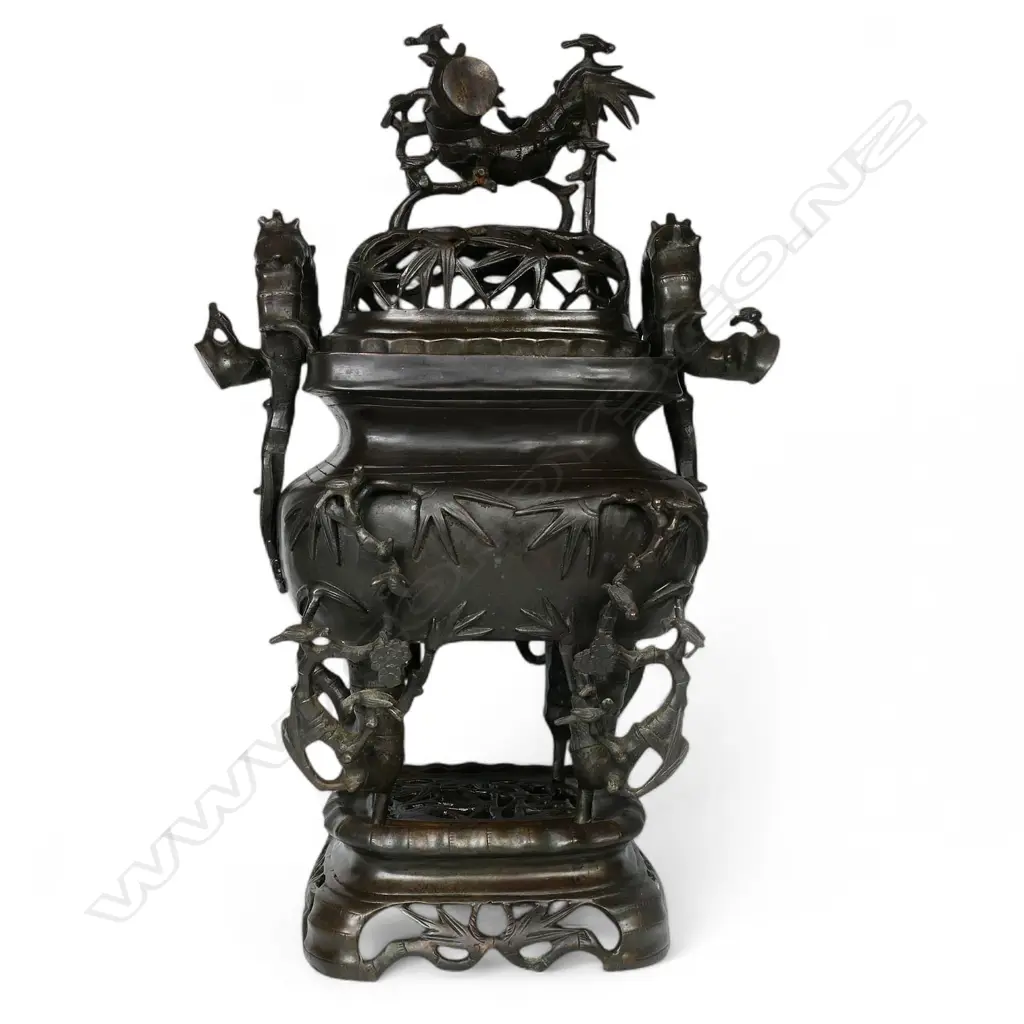 A Meiji period bronze koro (censor), Image 1++