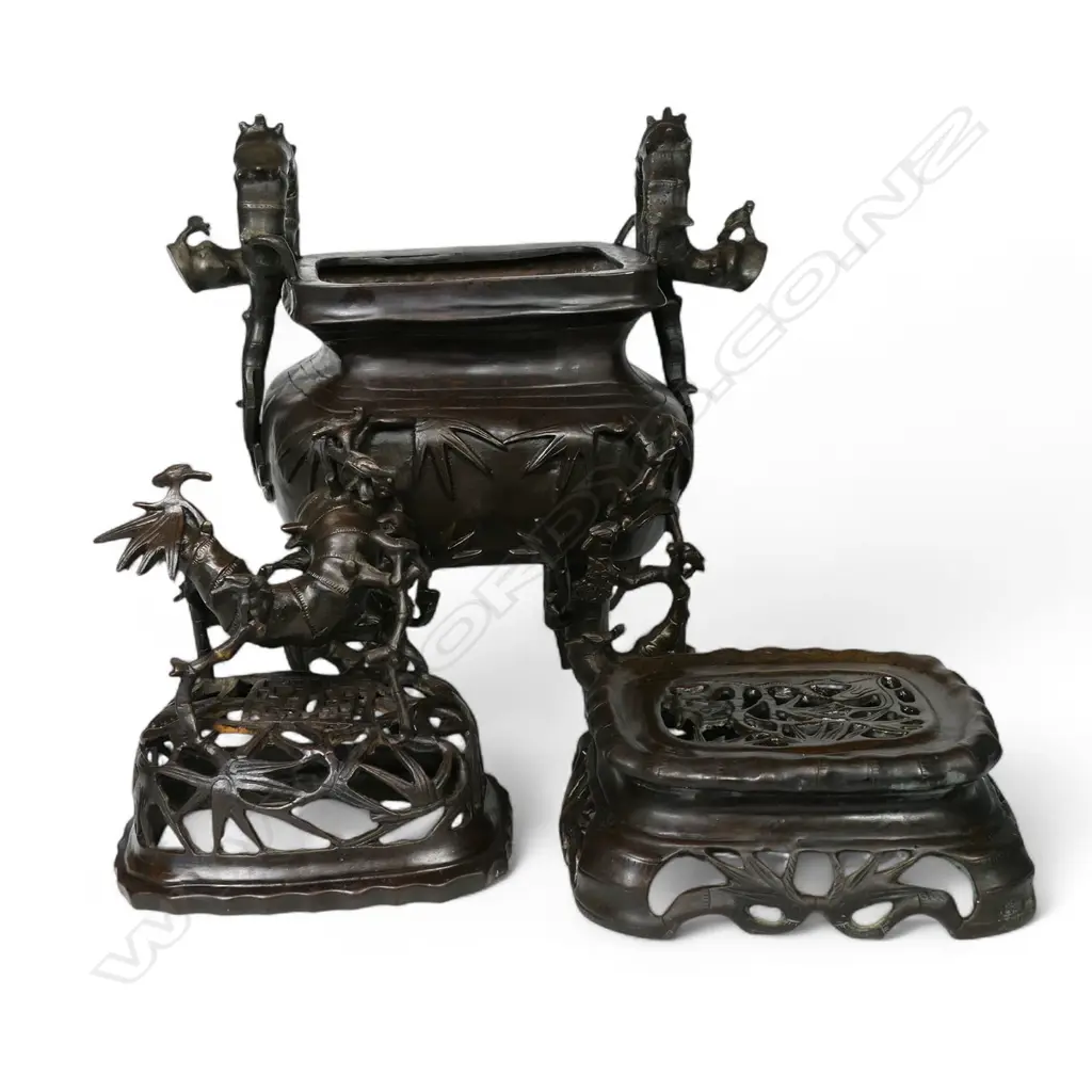 A Meiji period bronze koro (censor), Image 1++