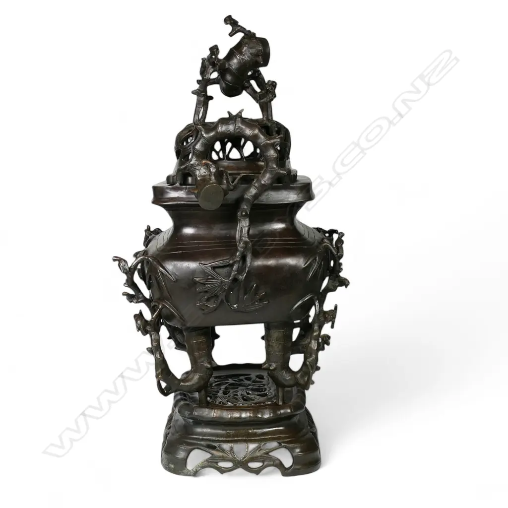 A Meiji period bronze koro (censor), Image 1++