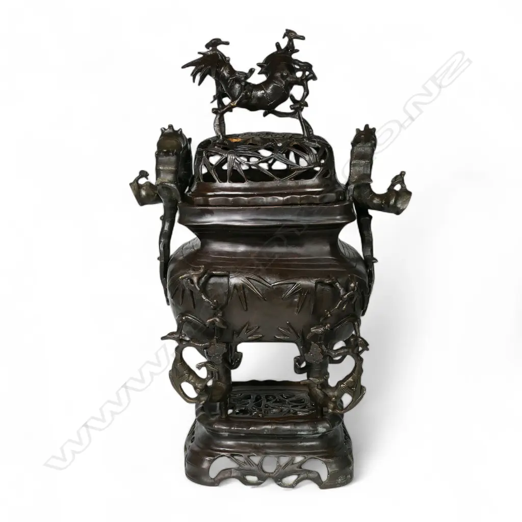 A Meiji period bronze koro (censor), Image 1++