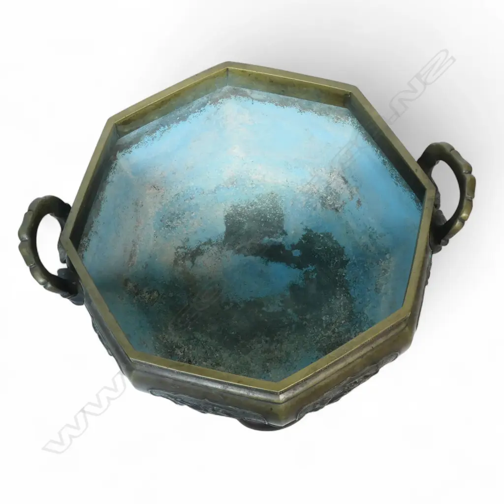 A large and impressive 19thC Japanese bronze octagonal hibachi, Image 1++