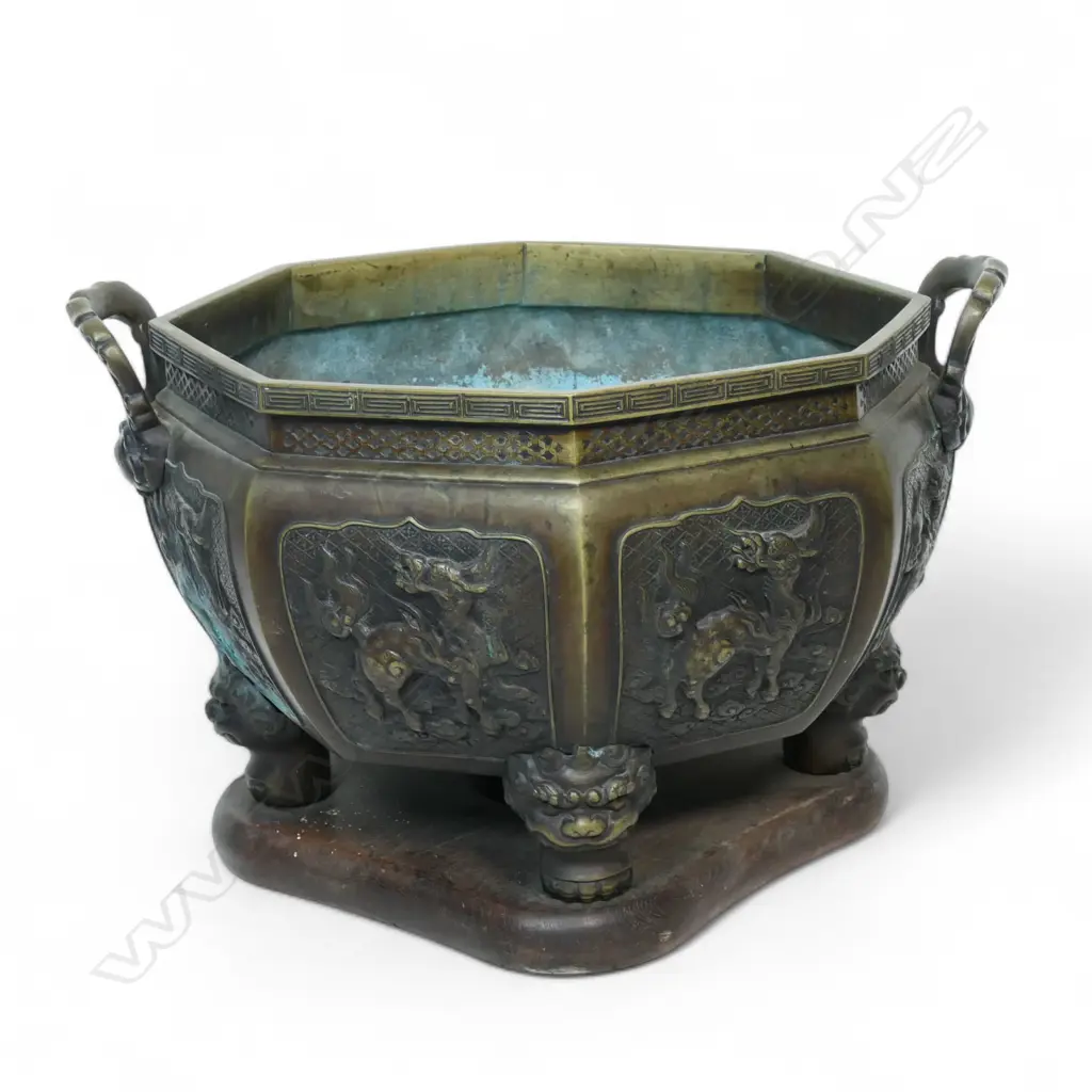 A large and impressive 19thC Japanese bronze octagonal hibachi, Image 1++