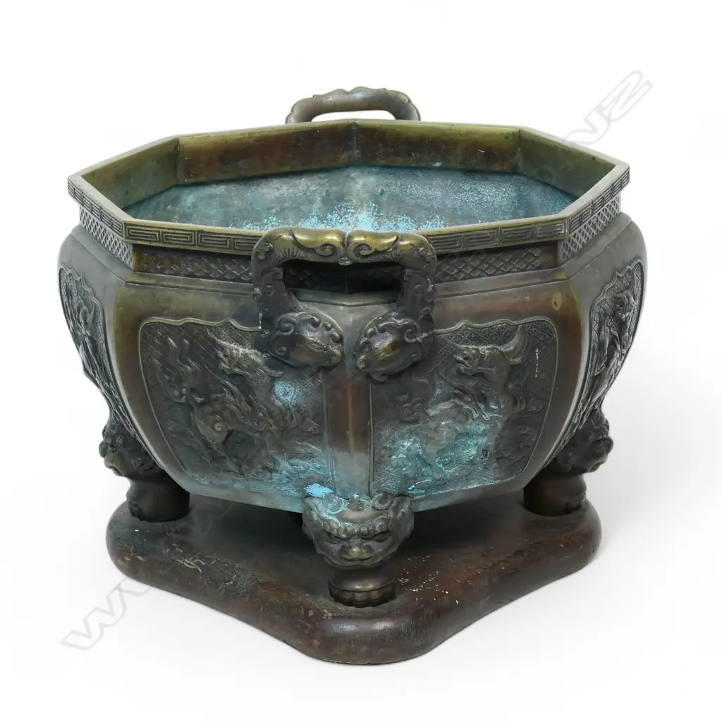 A large and impressive 19thC Japanese bronze octagonal hibachi, Image 1++