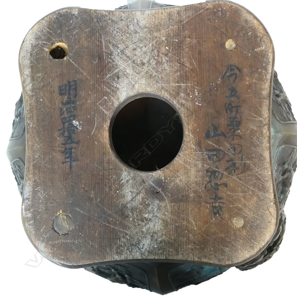 A large and impressive 19thC Japanese bronze octagonal hibachi, Image 1++