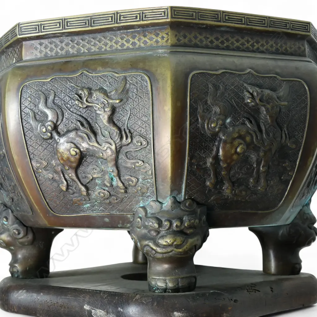 A large and impressive 19thC Japanese bronze octagonal hibachi, Image 1++