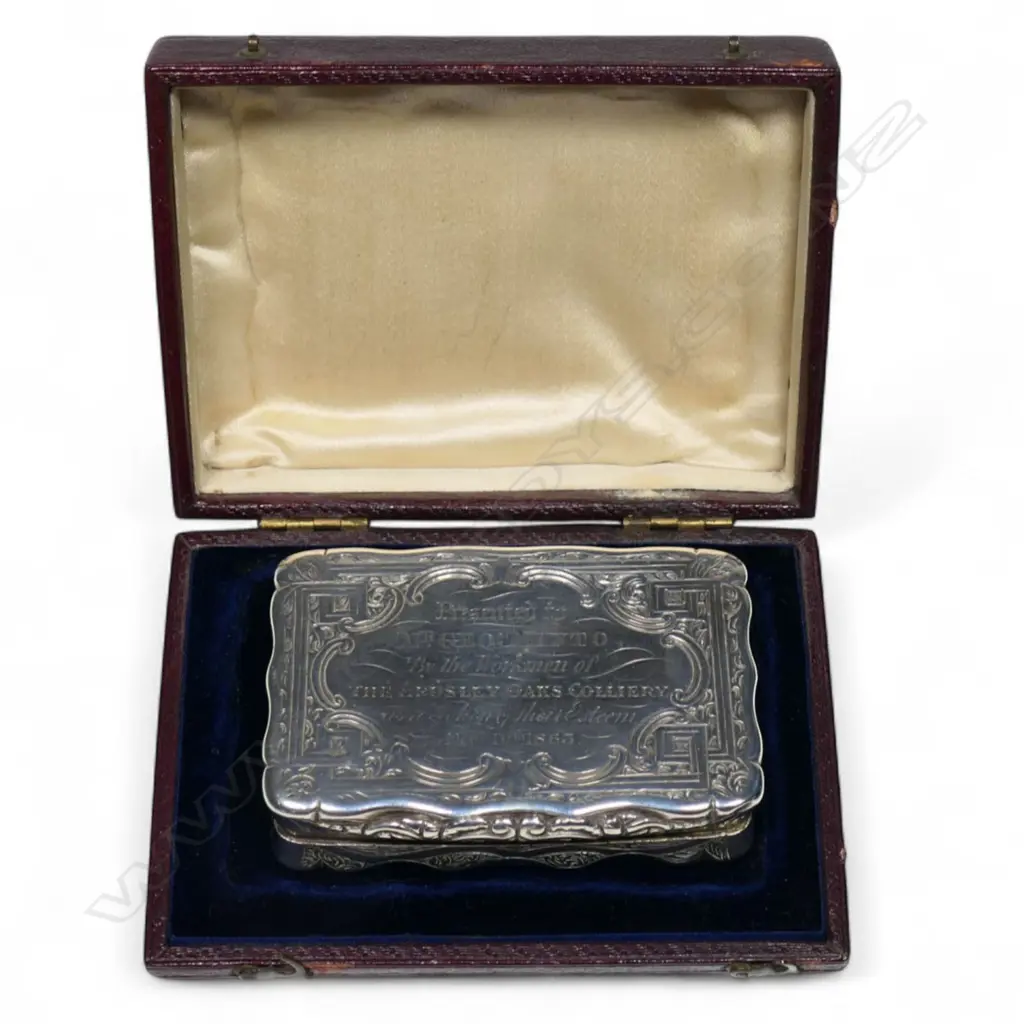 A Victorian silver snuff box, Image 1++
