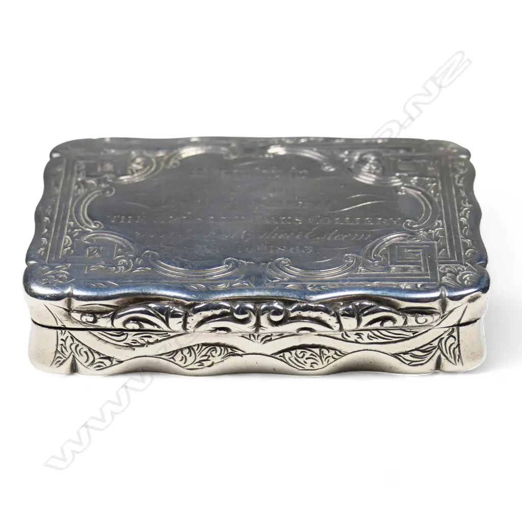 A Victorian silver snuff box, Image 1++