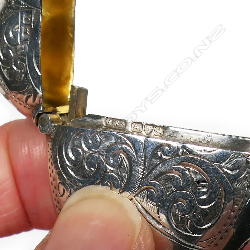 An Edwardian engraved silver heart form pendant, Image 1++