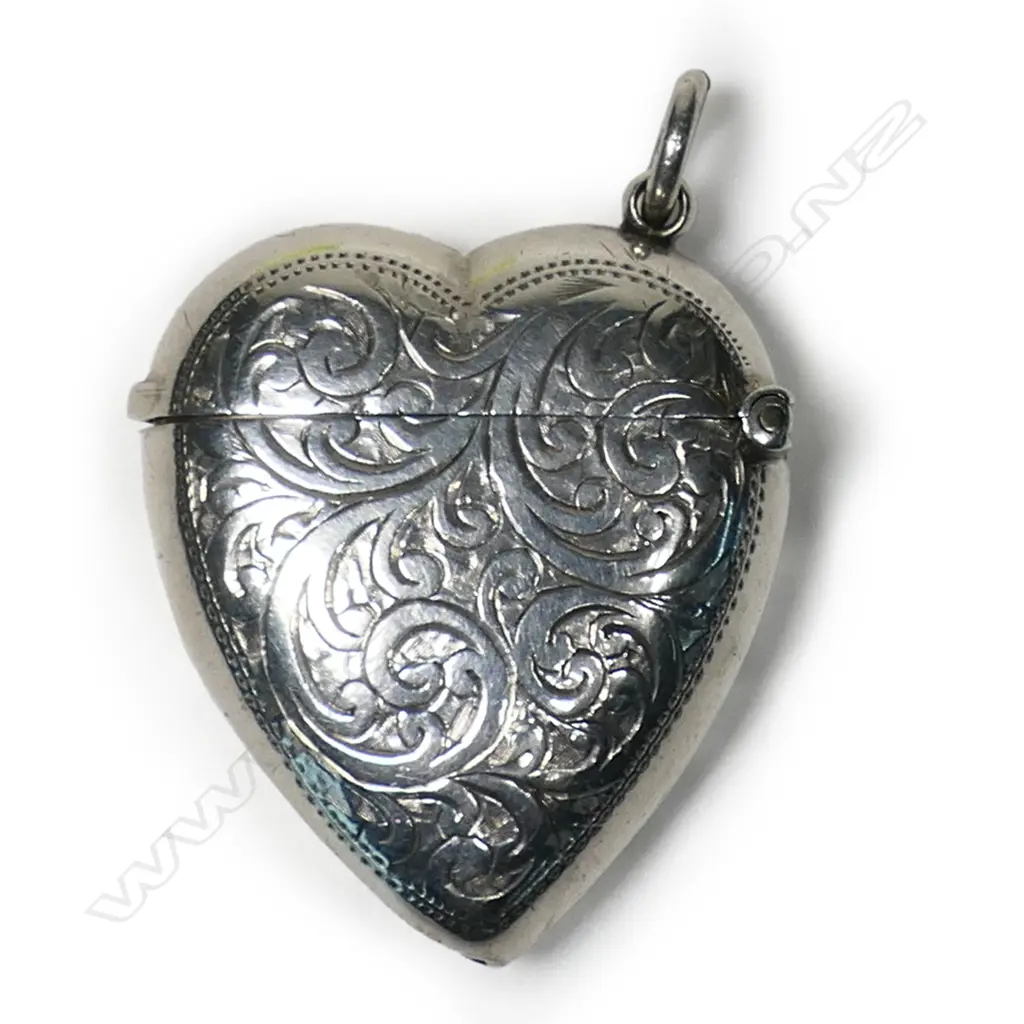 An Edwardian engraved silver heart form pendant, Image 1++