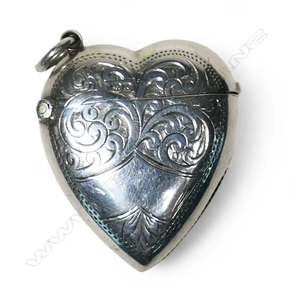 An Edwardian engraved silver heart form pendant, Image 1++