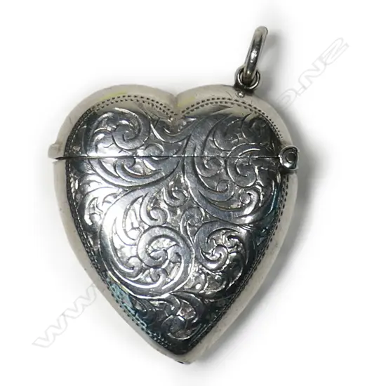 An Edwardian engraved silver heart form pendant,