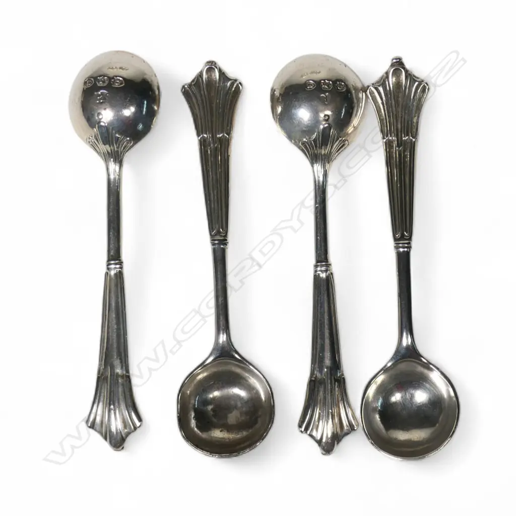 A Victorian set of four silver pedestal salts with spoons in box, Image 1++