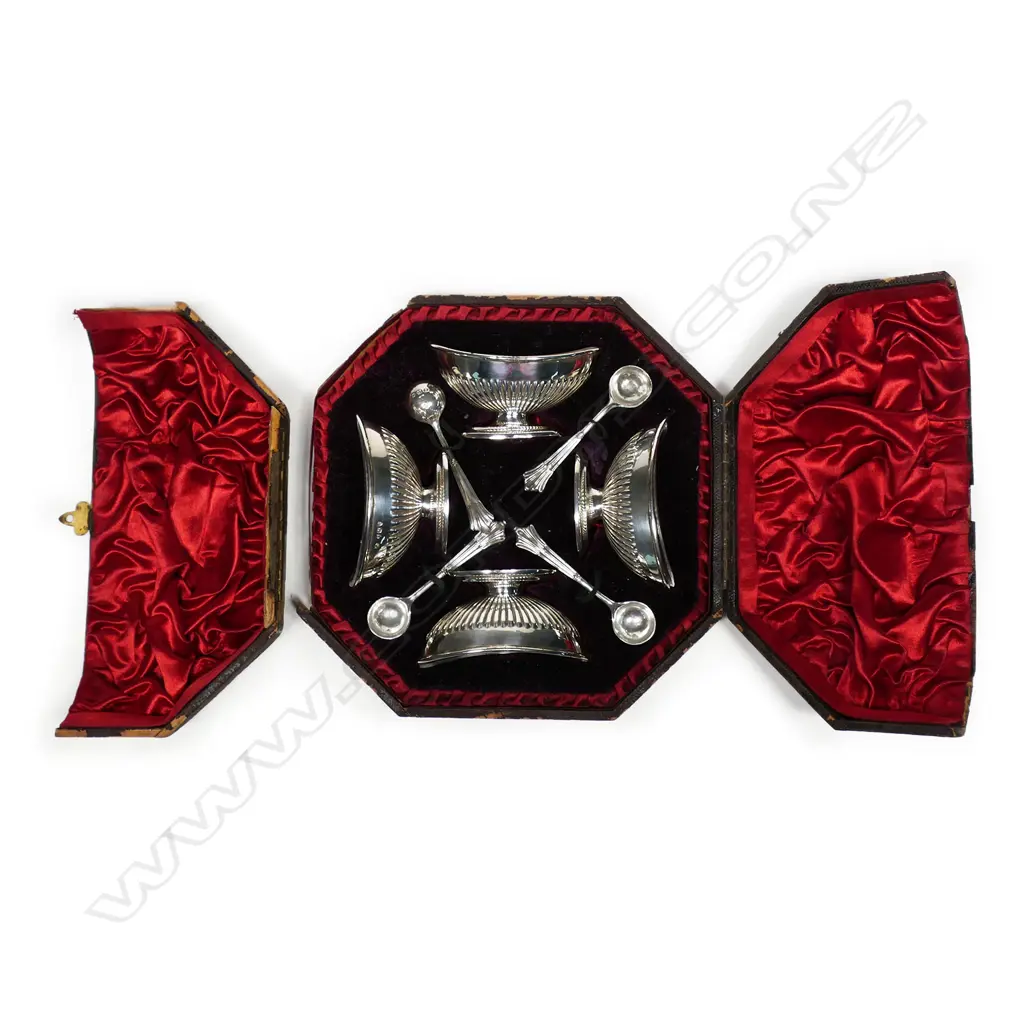 A Victorian set of four silver pedestal salts with spoons in box, Image 1++