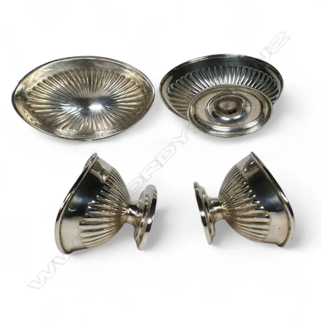 A Victorian set of four silver pedestal salts with spoons in box, Image 1++