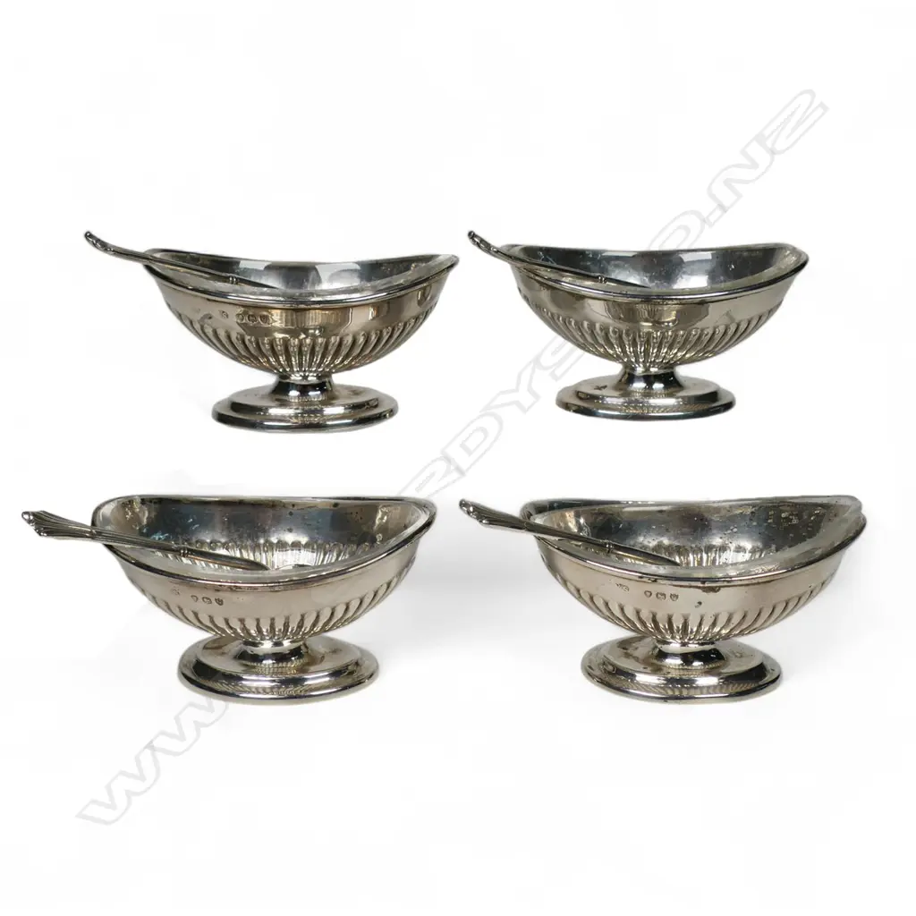 A Victorian set of four silver pedestal salts with spoons in box, Image 1++