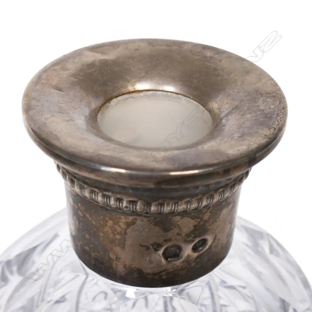 A crystal and silver decanter Image 1++