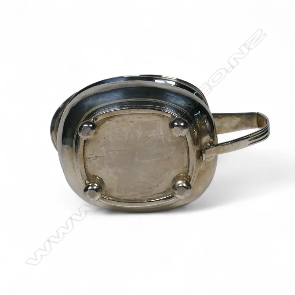 A George III silver cream jug, Image 1++