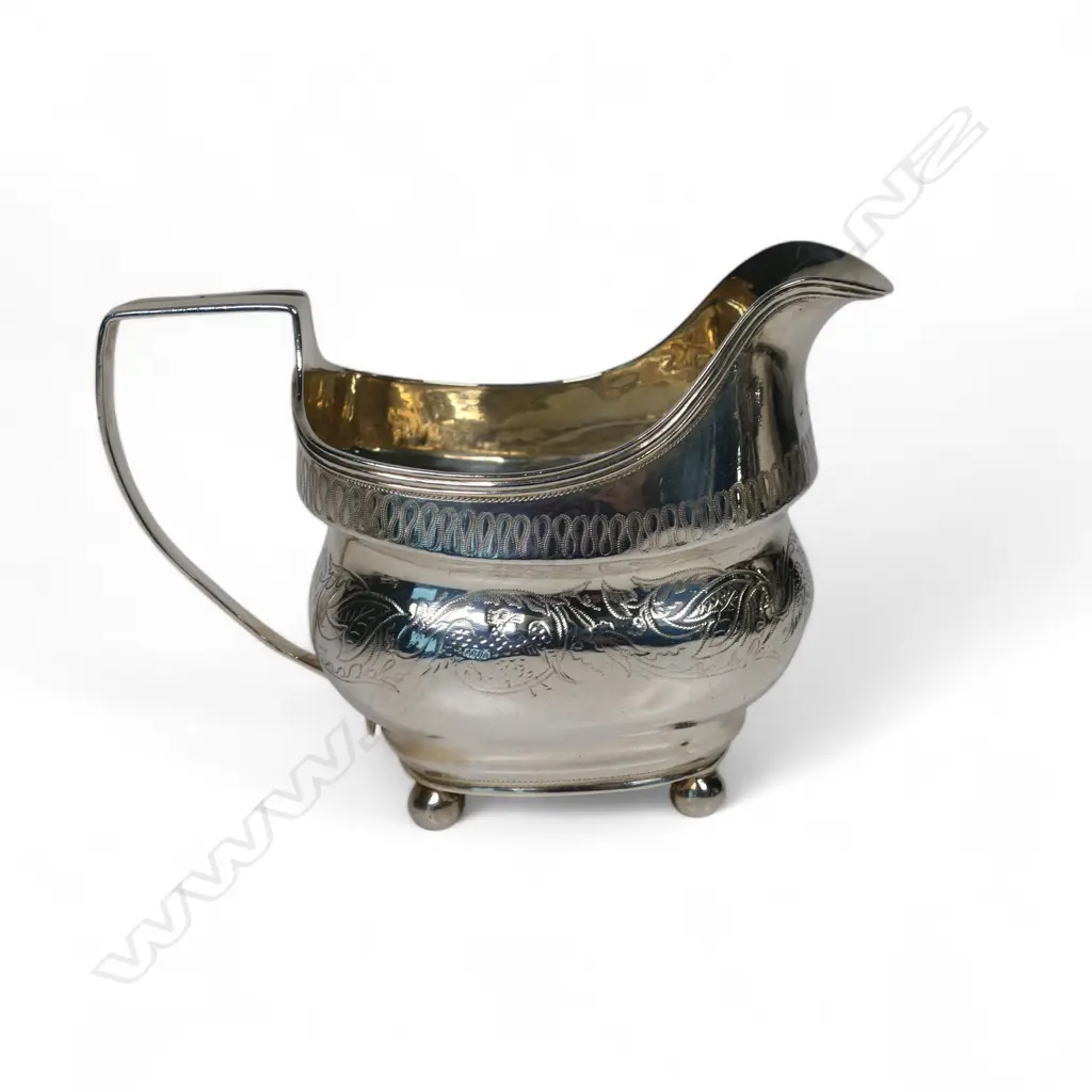 A George III silver cream jug, Image 1++