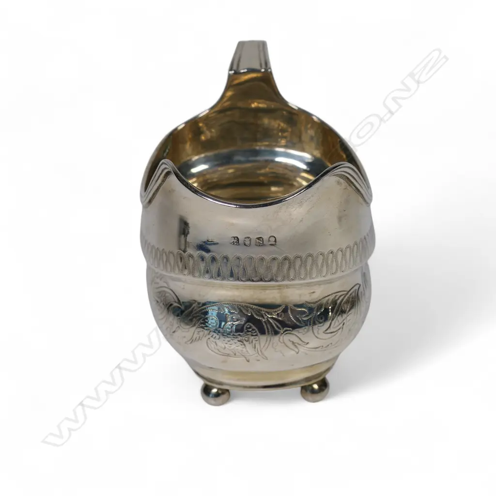 A George III silver cream jug, Image 1++