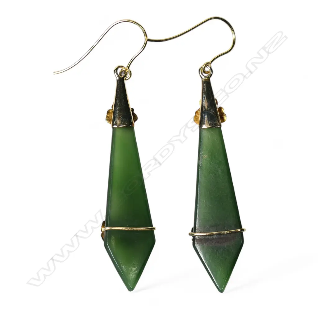 A pair of c.1900 pounamu and 18ct bright yellow gold drop earrings, Image 1++