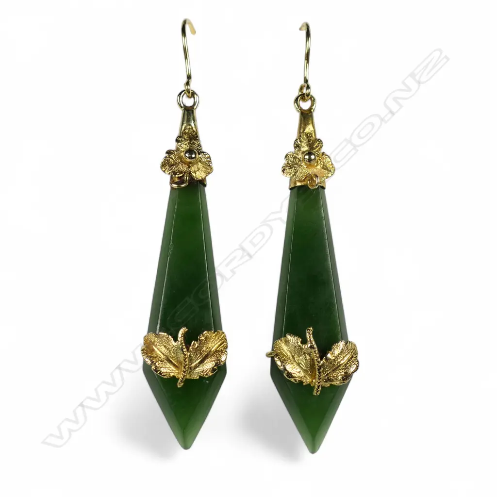 A pair of c.1900 pounamu and 18ct bright yellow gold drop earrings, Image 1++