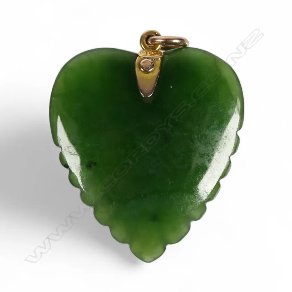 A c.1900 pounamu and 9ct gold mounted heart pendant, Image 1++