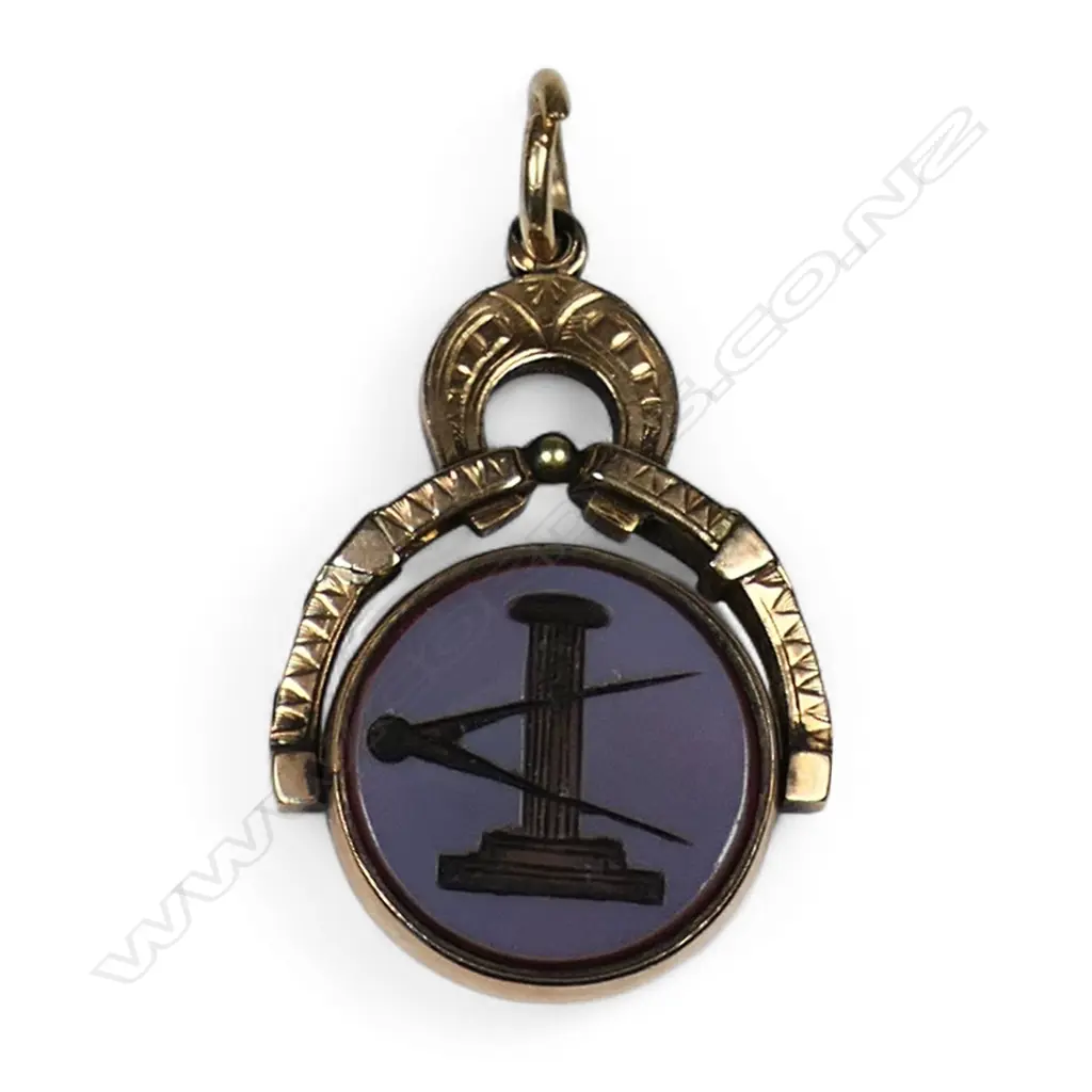 A c.1900 9ct gold and chalcedony Masonic fob spinner, Image 1++