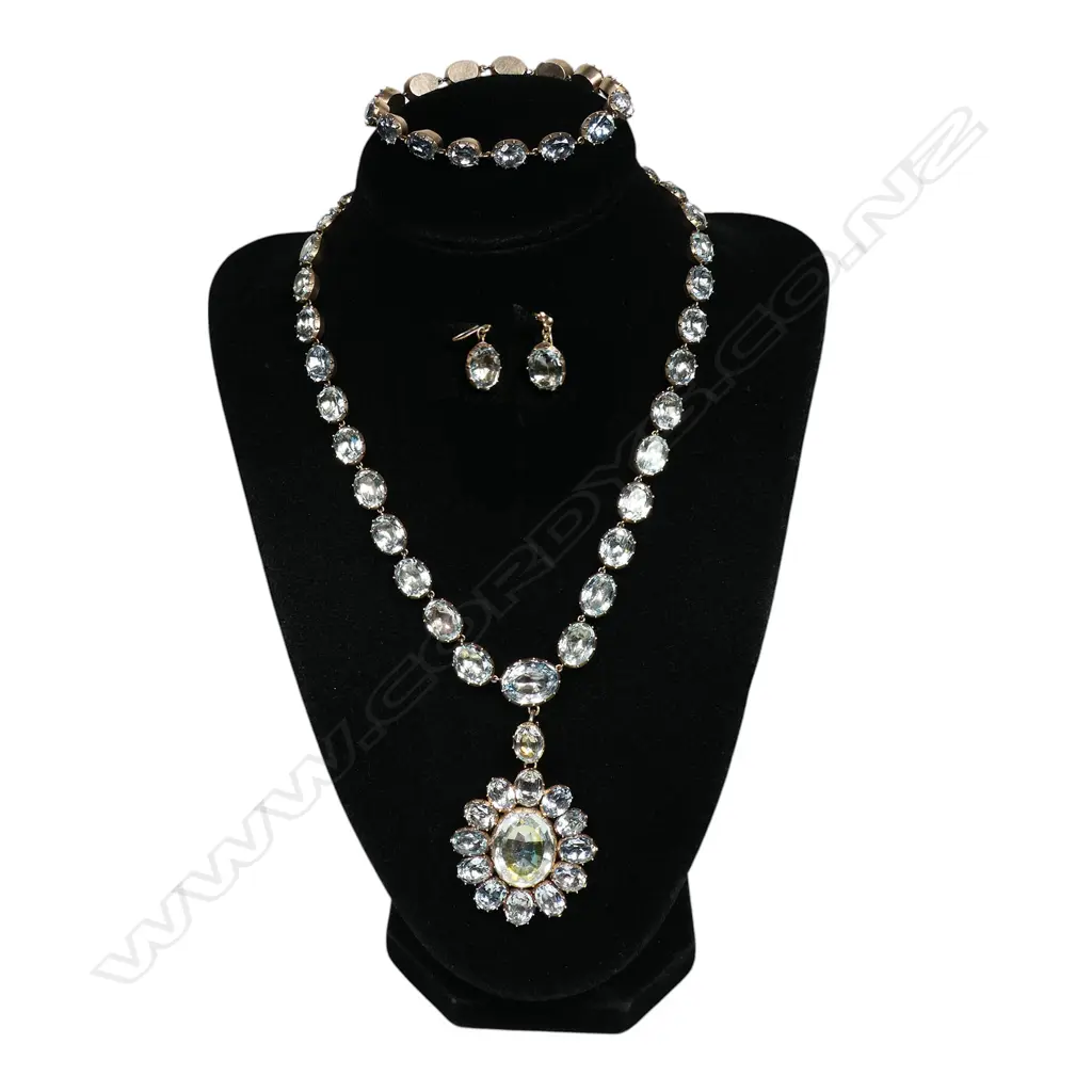 A 15ct and 9ct rose gold and aquamarine suite, Image 1++