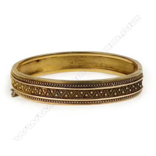 A c.1900 15ct gold hinged bangle,
