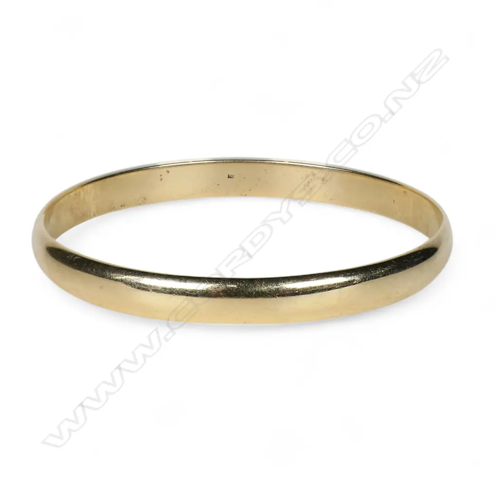 A solid 9ct yellow gold bangle, Image 1++