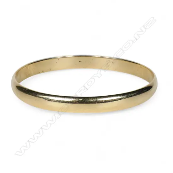 A solid 9ct yellow gold bangle,