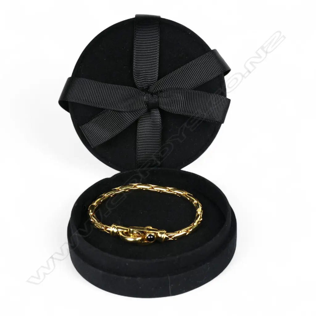 An 18ct gold and sapphire bracelet, Image 1++