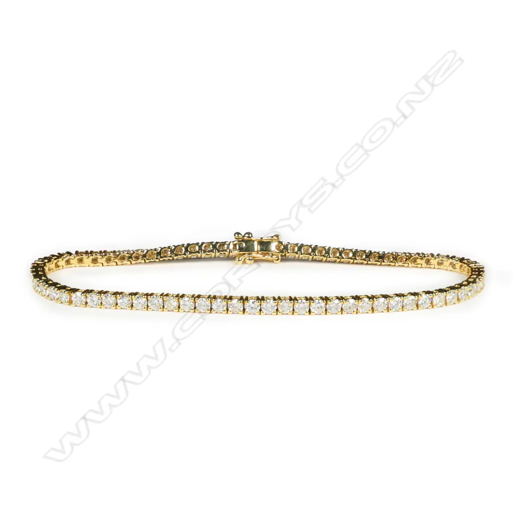 An 18ct yellow gold and diamond tennis bracelet, Image 1++