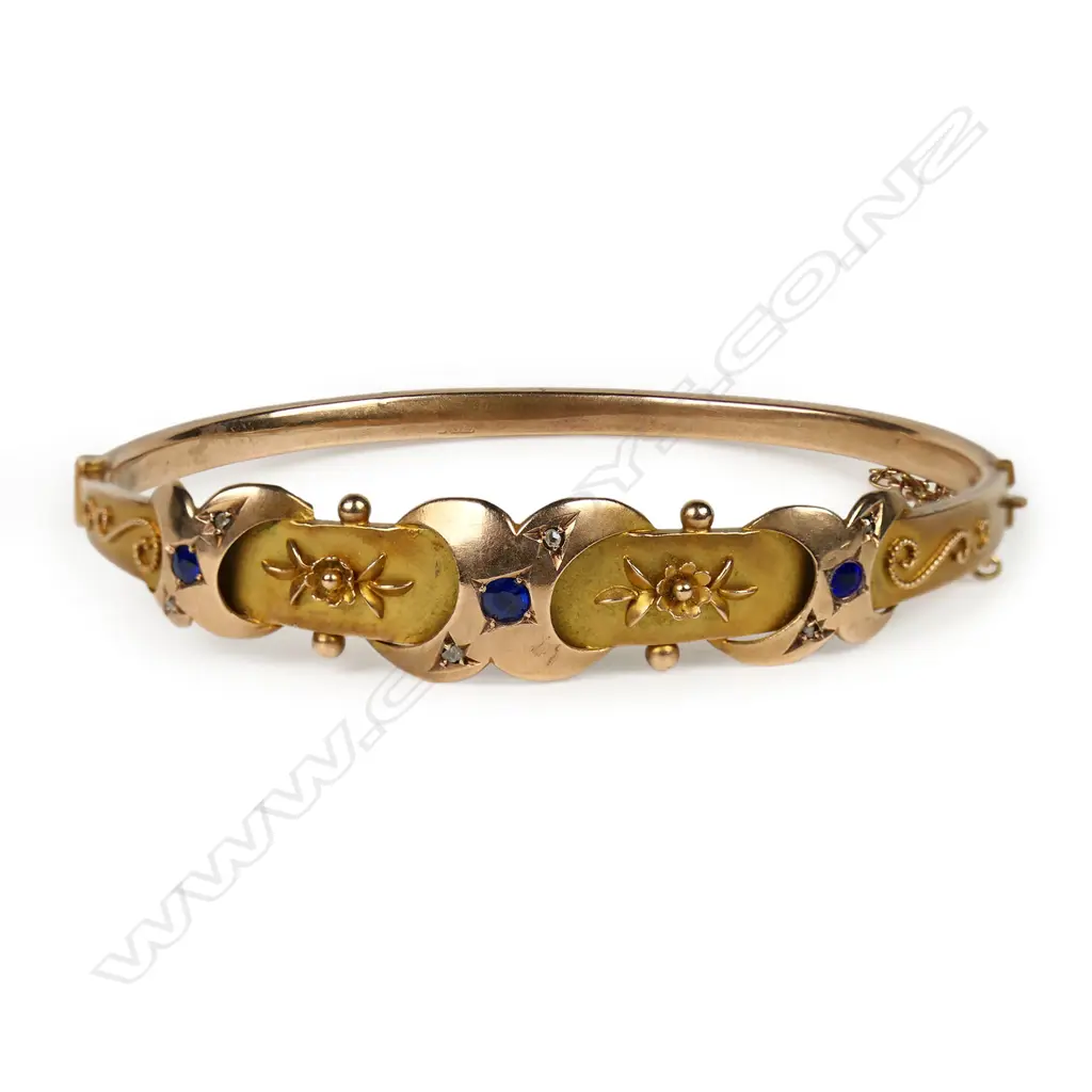 An early 20thC 9ct rose gold decorative hinged bangle, Image 1++