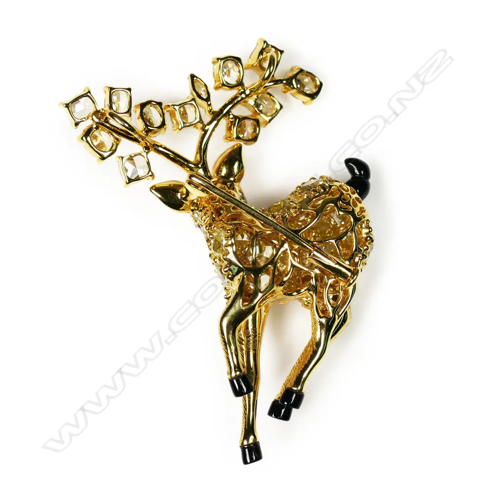 An 18ct gold and diamond deer pendant/brooch, Image 1++