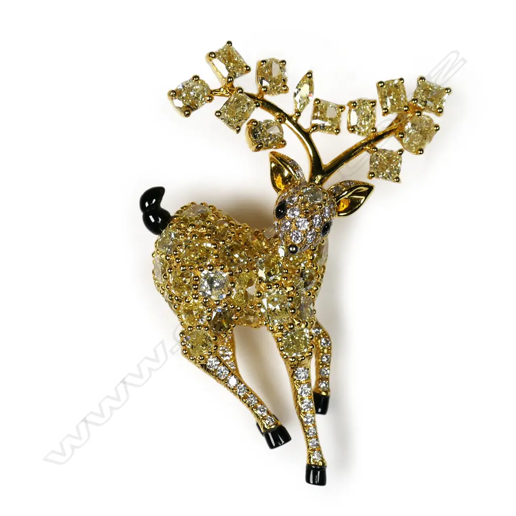An 18ct gold and diamond deer pendant/brooch, Image 1++