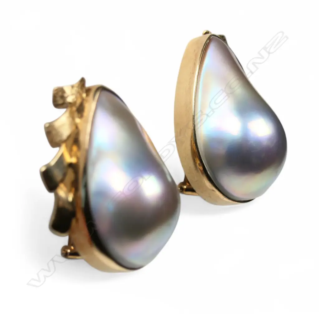 A pair of 9ct gold and mabé  pearl earrings, Image 1++