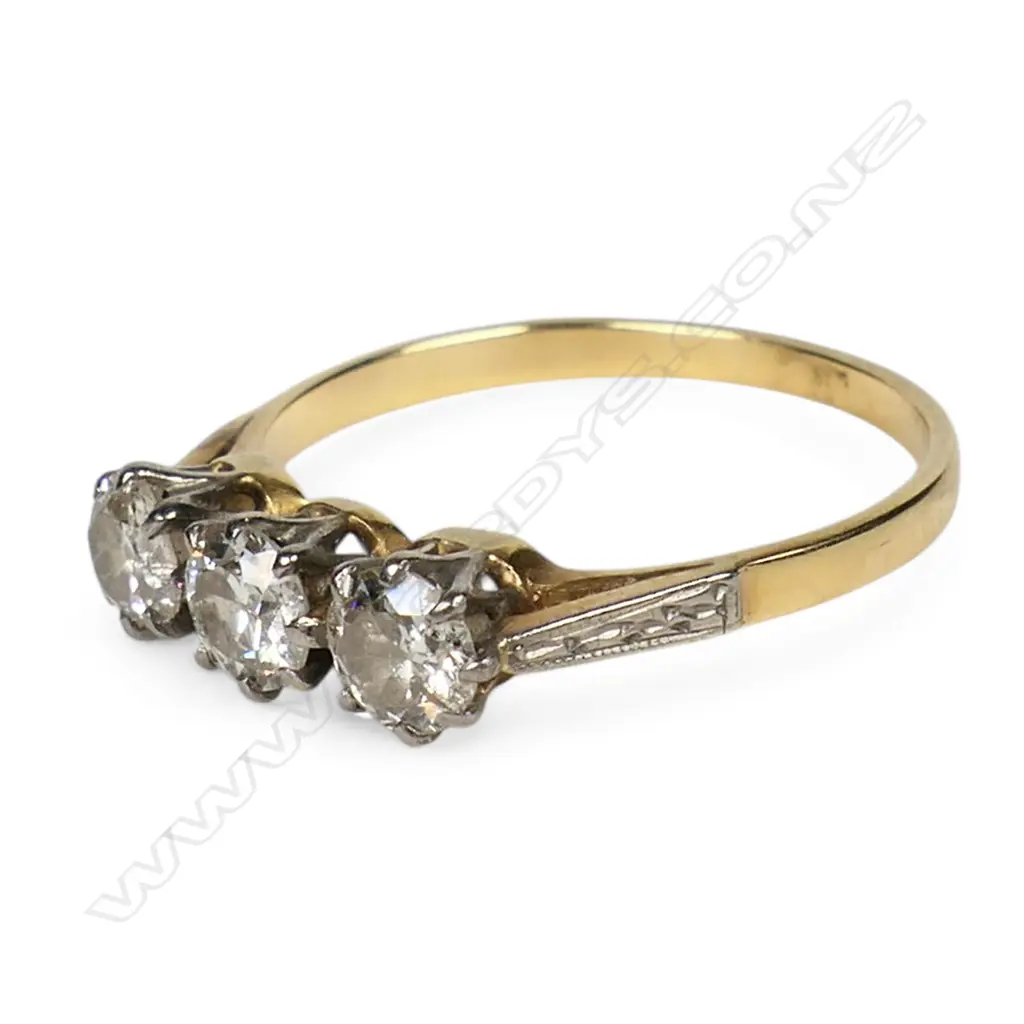 An estate 18ct gold and three stone diamond ring, Image 1++