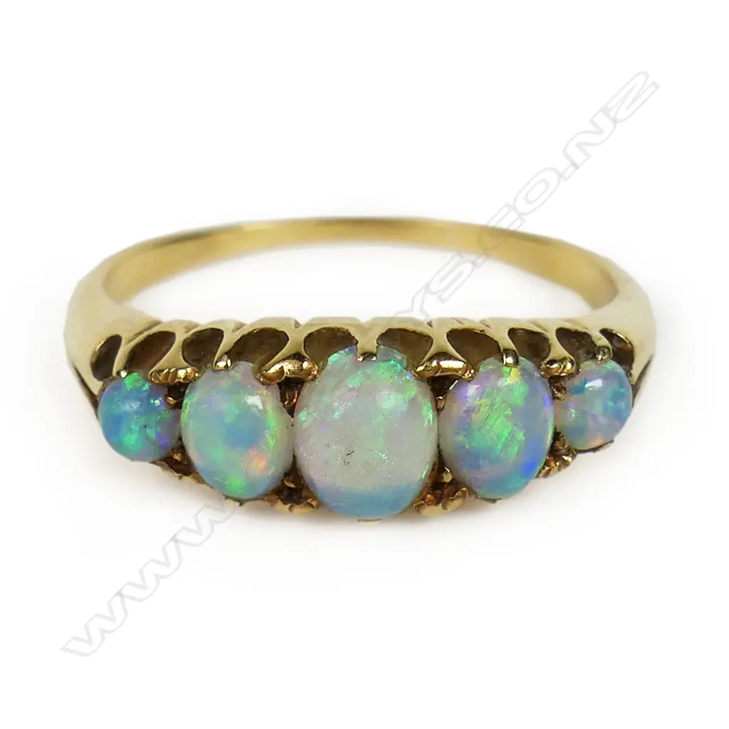 An estate 18ct gold and opal ring, Image 1++