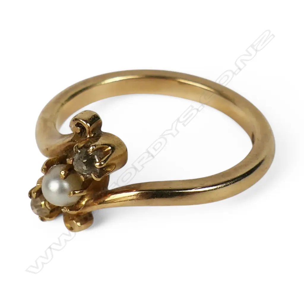An estate 18ct gold diamond and pearl ring, Image 1++