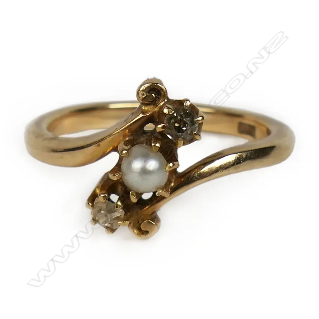 An estate 18ct gold diamond and pearl ring, Image 1++