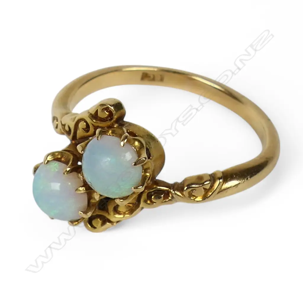 An estate 18ct gold and opal ring, Image 1++