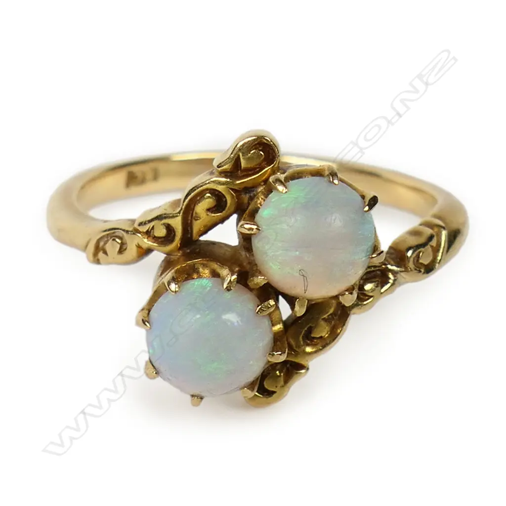 An estate 18ct gold and opal ring, Image 1++